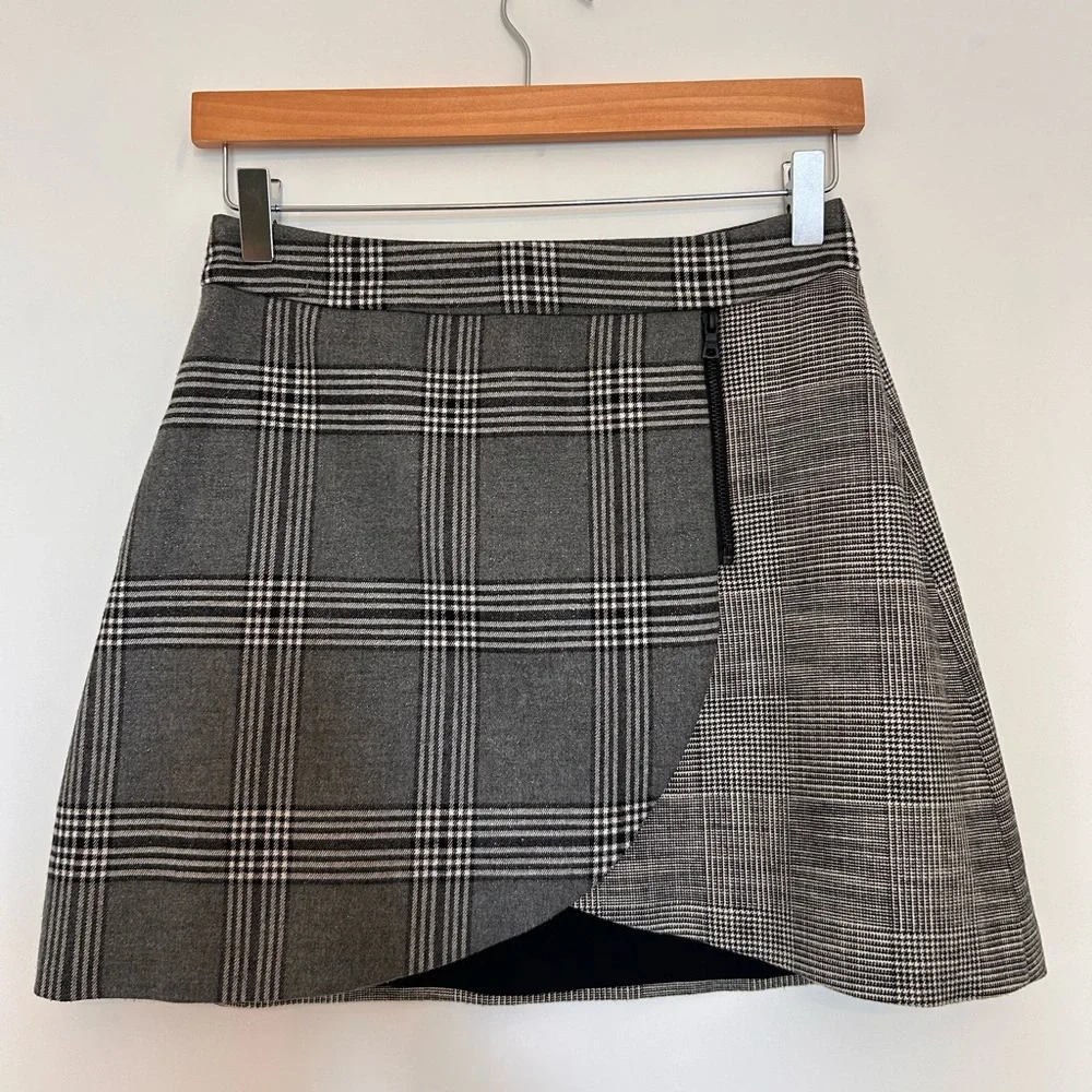 Alice and Olivia black, grey and white gingham mini skirt w/ silver undertones. - Picture 3 of 6